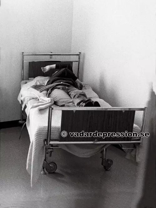 Bilder från Beckomberga sjukhus. Bältning av manlig patient. 